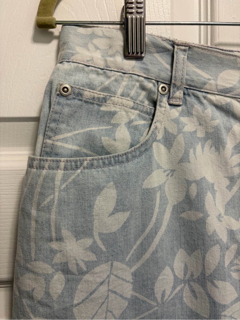 Gloria Vanderbilt Light Blue Floral Button-Front Midi Skirt - Picture 9 of 10